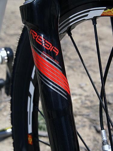 The new cast magnesium lower legs feature the same Power Bulge reinforcements as introduced on the new SID.