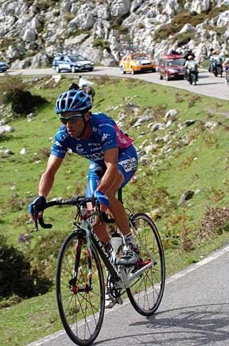 Gilberto Simoni (Lampre) rides alone during stage 14