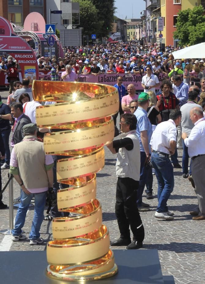 The Giro d'Italia trophy on display in Cordenons prior to the start of stage 10