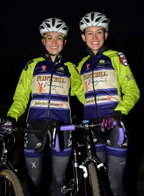 Emily Shields (L) and her twin sister Katerine (R) at the start.