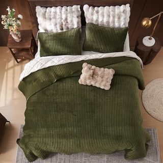 Shalala Velvet Quilt Queen Size,striped Bedding Set,lightweight Velvet Comforter,luxurious Cozy Suede Bedspread and Coverlet With Soft Brushed Microfiber Back for All Season(army Green,full/queen)