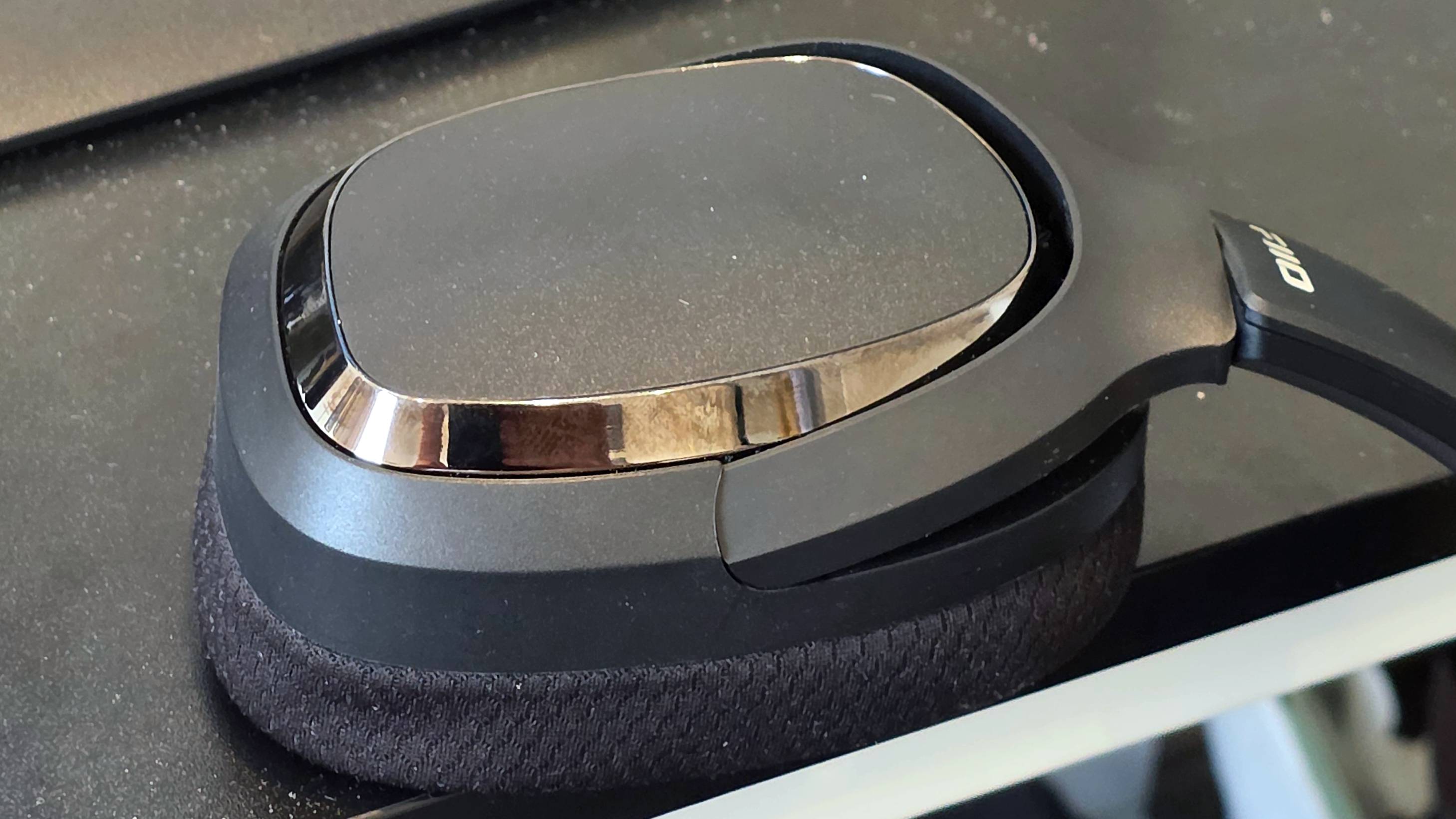 The FiiO FG3's cup on a table.