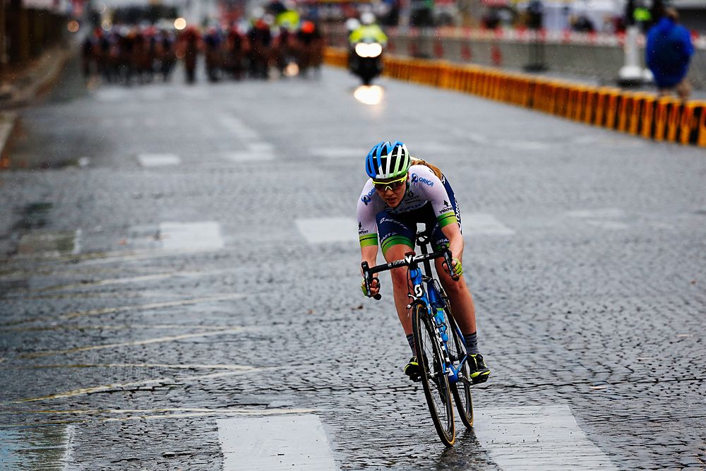Gracie Elvin (Orica-AIS) makes a move