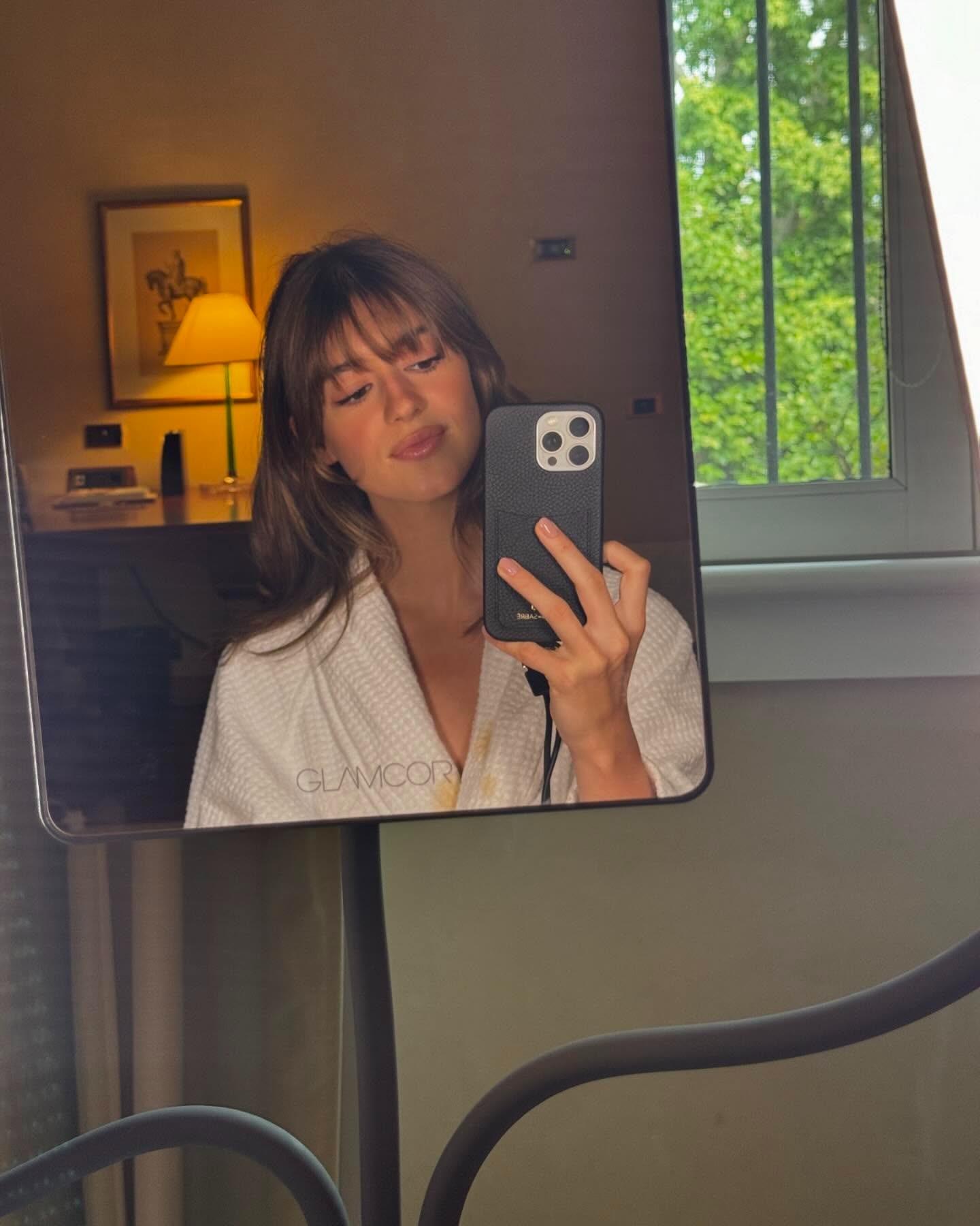 Daisy Edgar-Jones taking a mirror selfie with her hair styled in piece-y fringe.