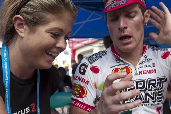 I hear what your saying Katie: Stage runner-up Brad Huff and Jelly Belly masseur Katie Spurdle share a moment awaiting the presentations in Dongfang.