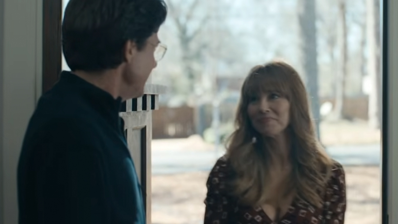 DTFセントルイスのジェイソン・ベイトマンに迎えられ、ドアの中を歩くリンダ・カーデリーニ。