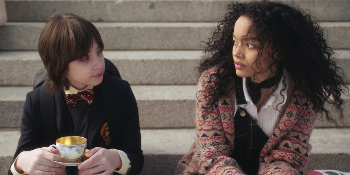 Milo Sparks talks to Zoya Lott on the steps in Gossip Girl