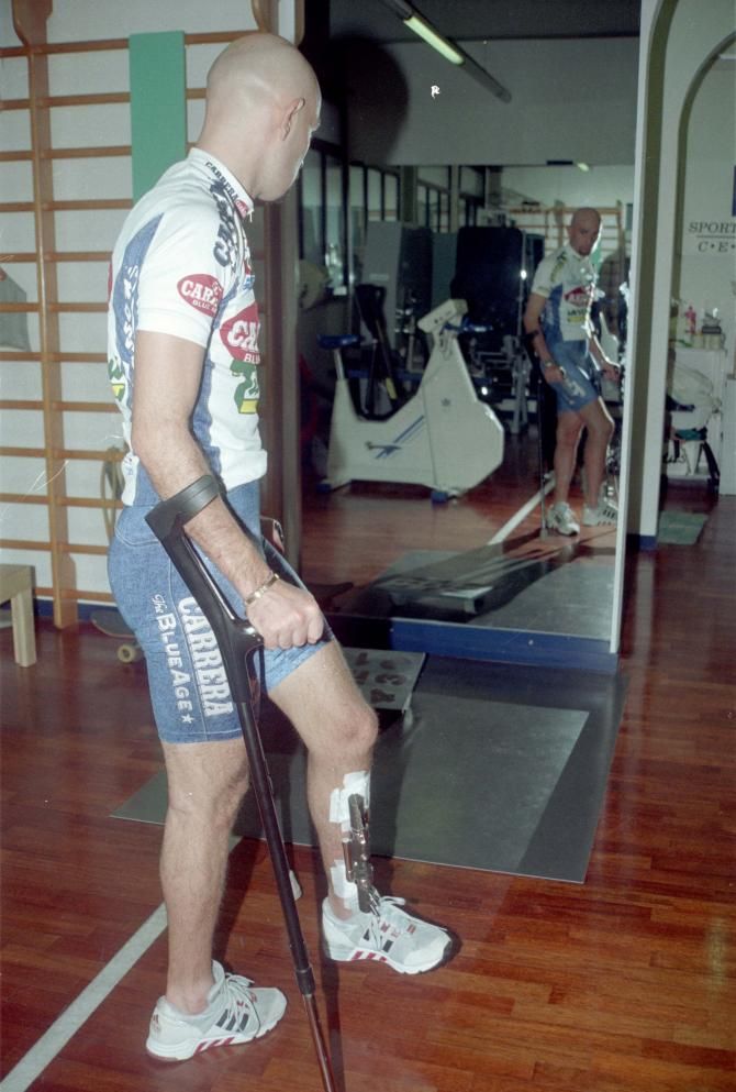 Pantani works in the gym after breaking his leg in 1995