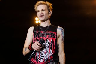 A picture of Sum 4q frontman Deryck Whibley on stage