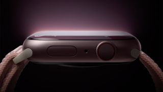 En Apple Watch Series 9 visas upp från sidan mot en svart bakgrund.