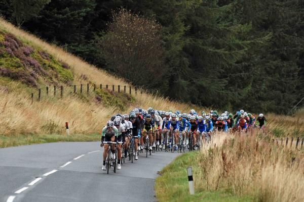 Matthew Brammeier leads the chase of the breakaway.
