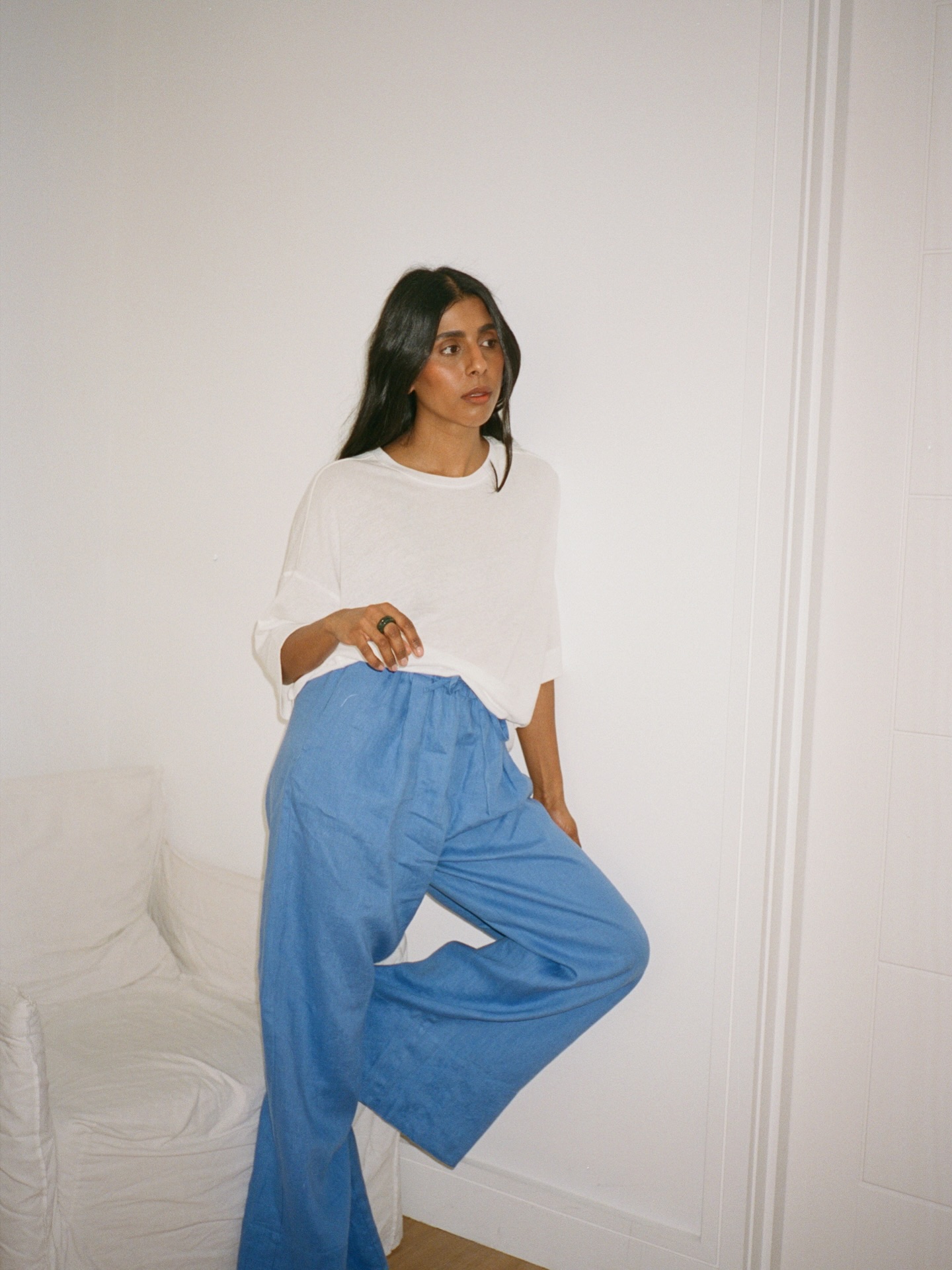 monikh wears minimalist flip flops london summer capsule wardrobe 2026