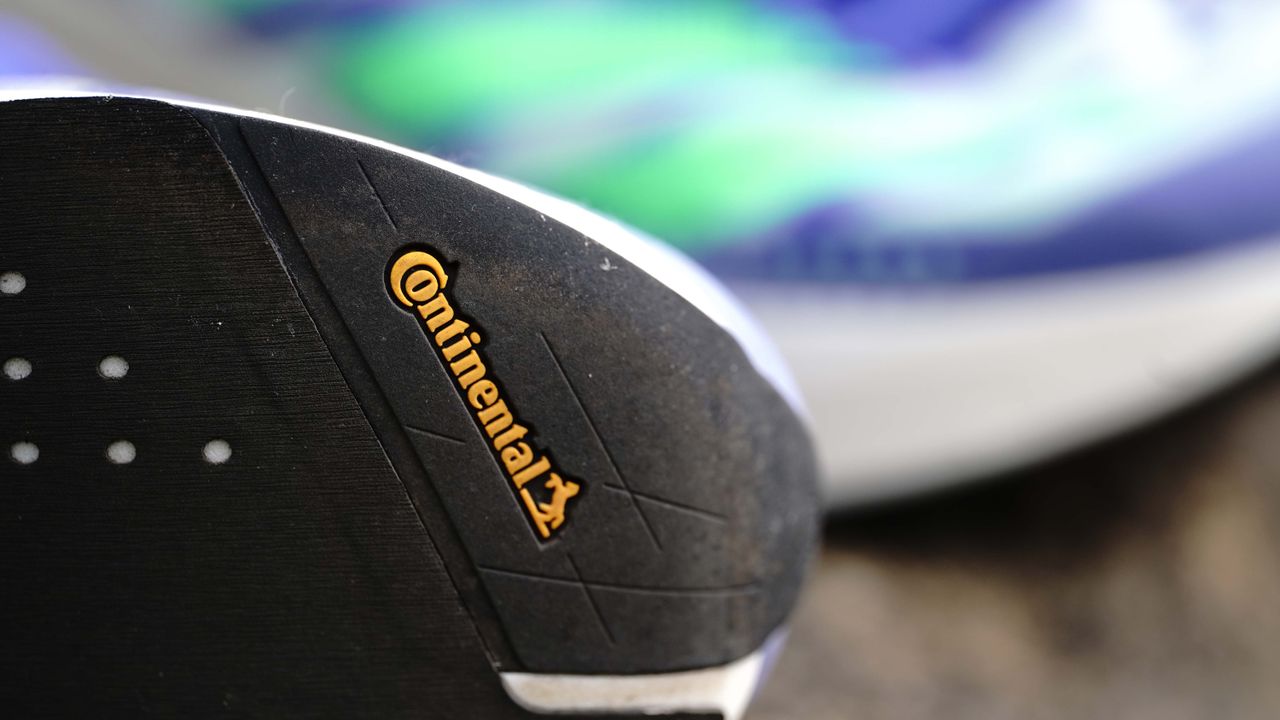 Nike_Air_Zoom_Tempo_NEXT_Percent_vs_Adidas_Adizero_Adios_Pro_2