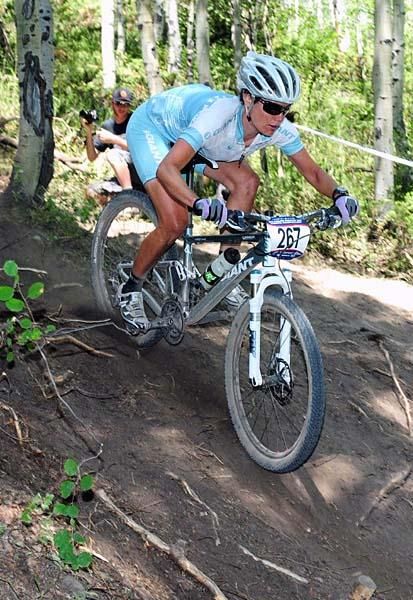 Kelli Emmett (Giant) uses her descending skills.