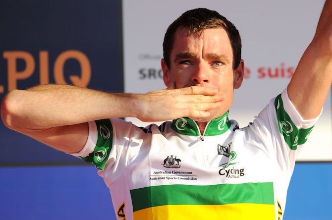 Australia's Cadel Evans blows kisses to the crowds after winning the 2009 Worlds road race in Mendrisio, Switzerland