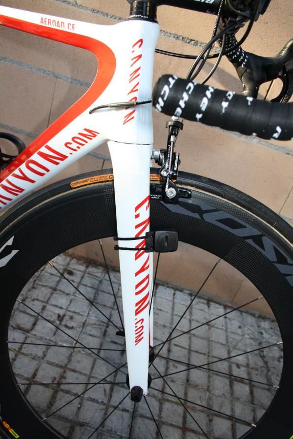 The Canyon Aeroblade SL fork features interchangeable 'chips' in the dropouts that allow for tunable trail and handling characteristics. Philippe Gilbert (Omega-Pharma Lotto) looks to have chosen the more stable-handling option here.