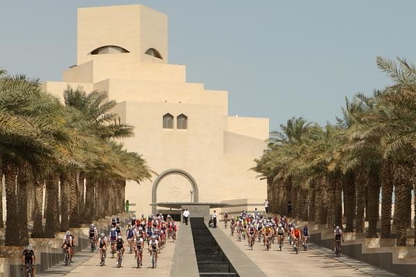 The race rolls down the promenade entrance to the start venue, the Museum of Islamic Art