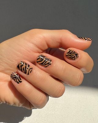 @betina_goldstein animal print nail art
