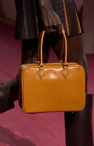 Detaillierte Bilder von Handtaschen auf dem Hermes-Laufsteg Frühjahr/Sommer 2025