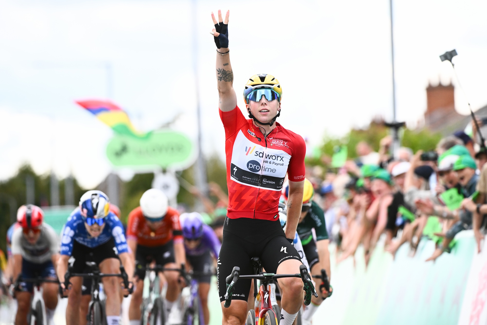 Tour of Britain Women: Lorena Wiebes claims hard-fought hat trick of victories on stage 4