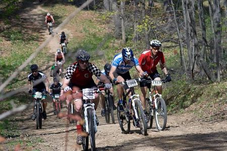The final climb of five that marks the beginning of each lap at Iola can prove decisive in many races. Here, Cat. 2 sport racers contend for the lead into the fast-approaching singletrack.