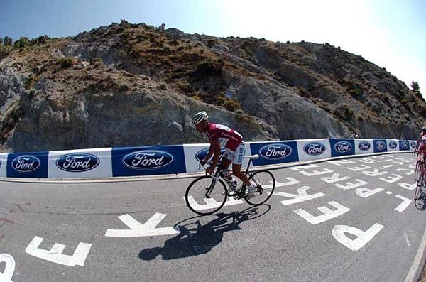 Paolo Bettini finds the going tough on the stage 15 climb