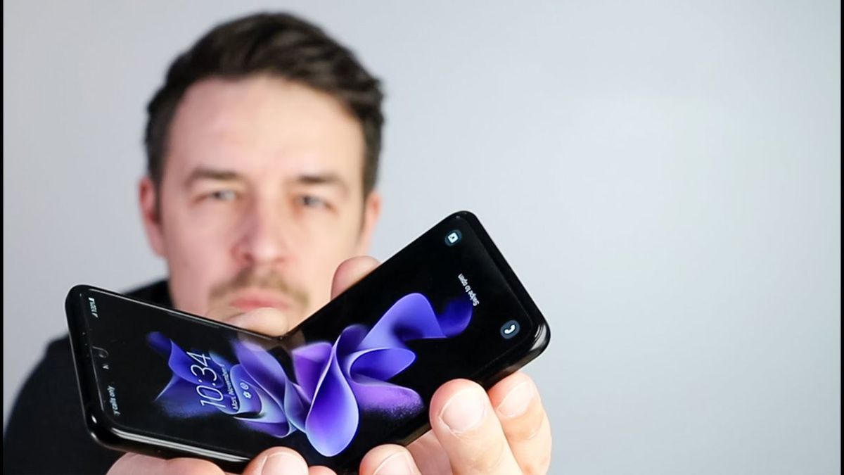 Samsung Galaxy Z Flip 3 in the Great Folding Test form YouTuber Mrkeybrd