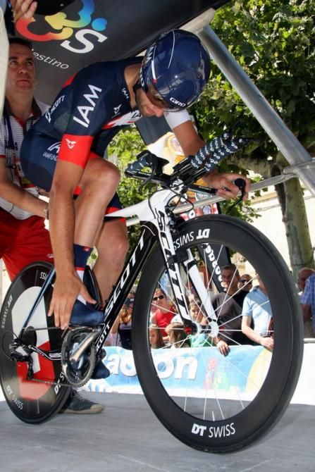 Stage winner Aleksejs Saramotins (IAM) at the start of the race