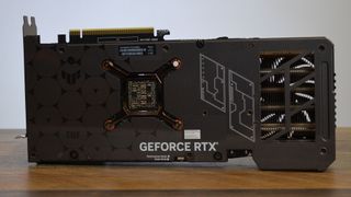 La Nvidia GeForce RTX 4070 Ti su un tavolo con la sua confezione