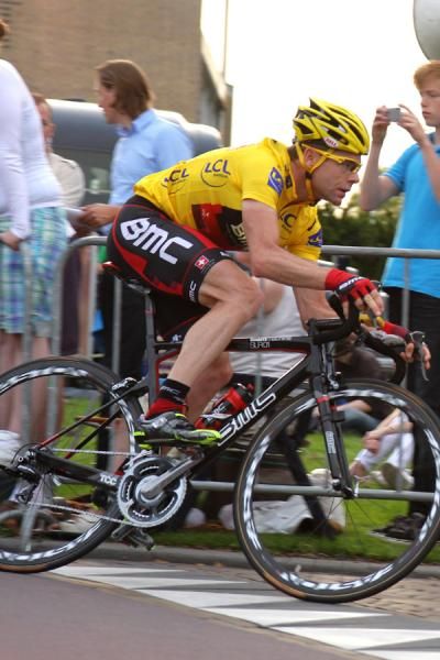 Cadel Evans displays the maillot jaune in Surhuisterveen