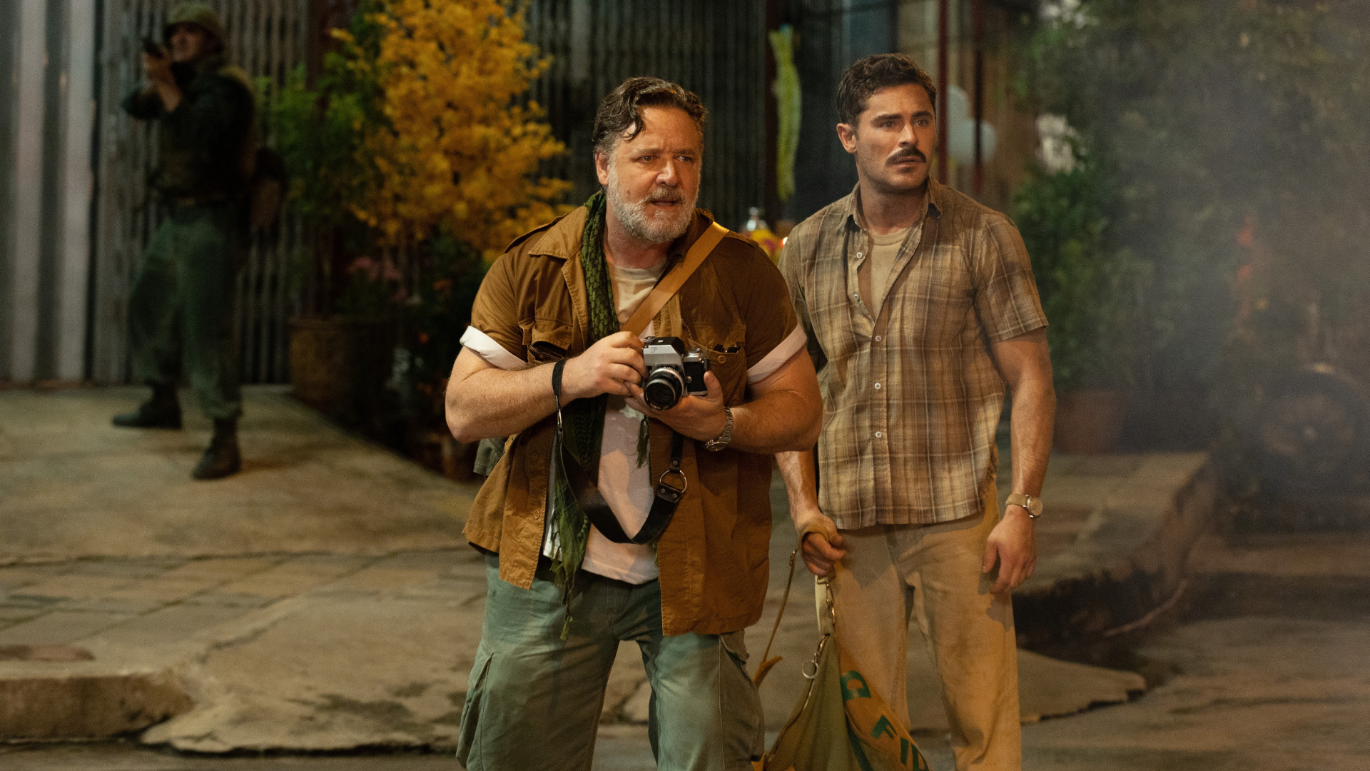 Russell Crowe y Zac Efron en The Greatest Beer Run Ever