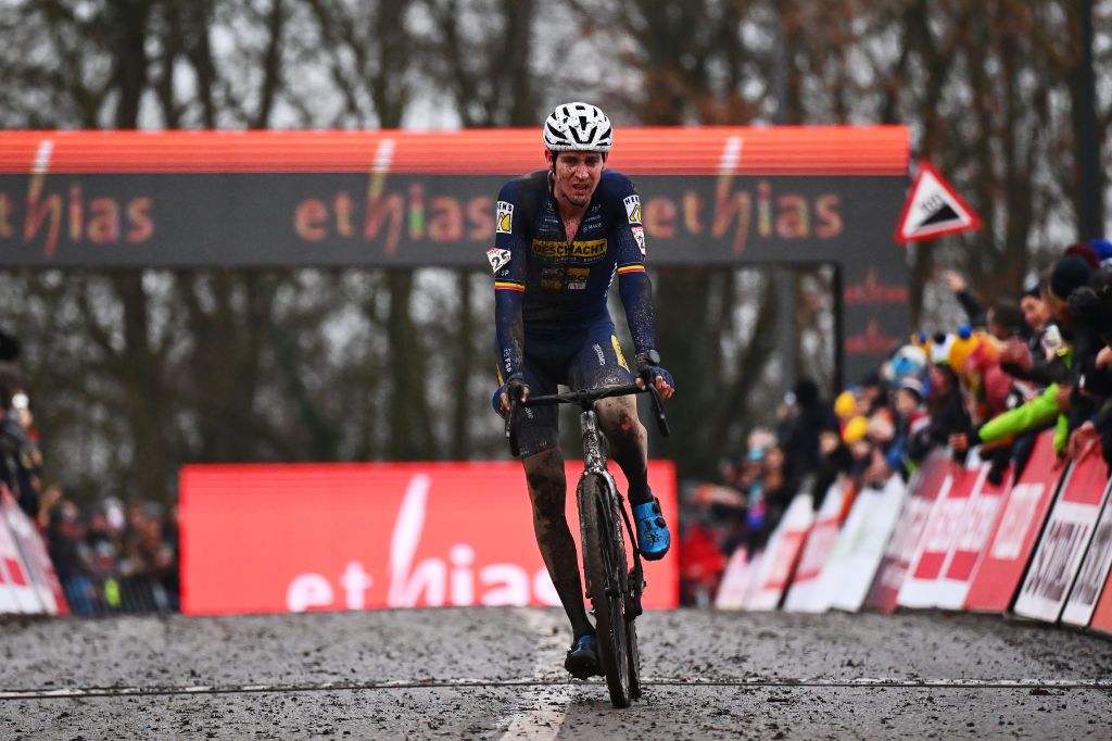riders during the men's 2024 Namur UCI world cup