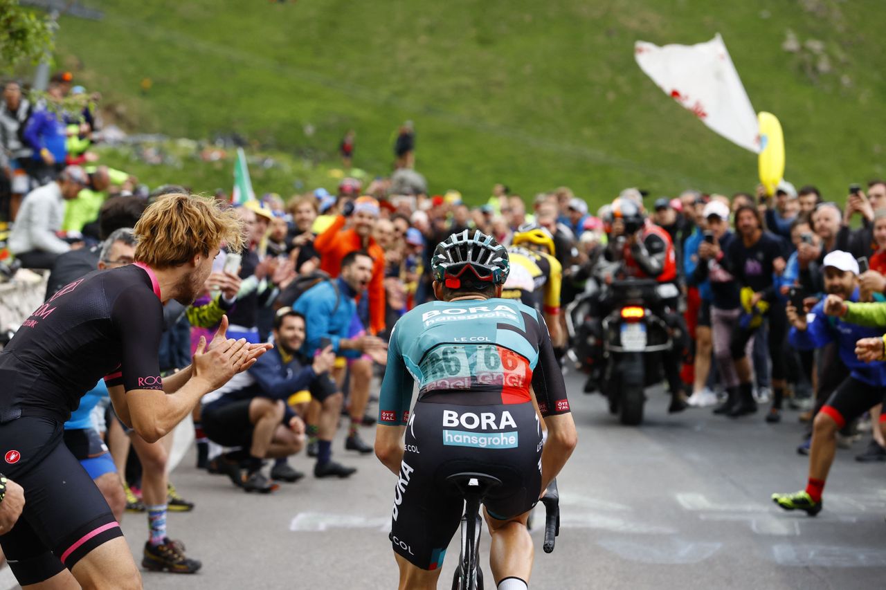 Jai Hindley climbing at the 2022 Giro d&#039;Italia