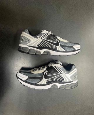 Nike Air Zoom Vomero 5 SE in Dark Gray