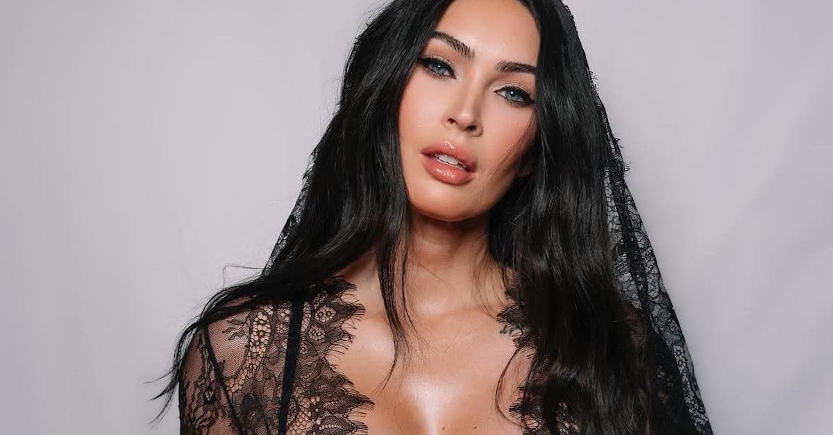 La manucure "Deep Red Jelly" de Megan Fox est la façon la plus cool de porter des ongles de vacances