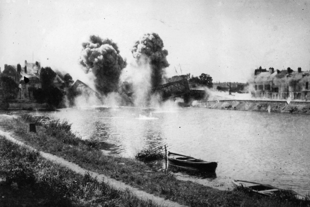 1914:Blowing up a bridge over the River Aisne in France during WW I.(Photo by Topical Press Agency/Getty Images)