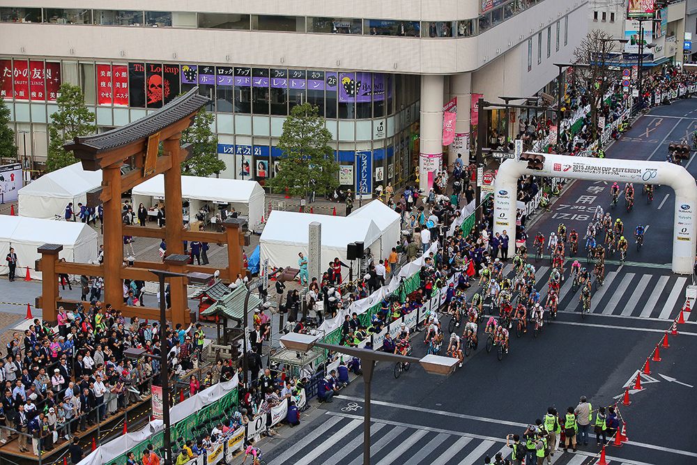 The peloton races through the streets of Utsunomiya