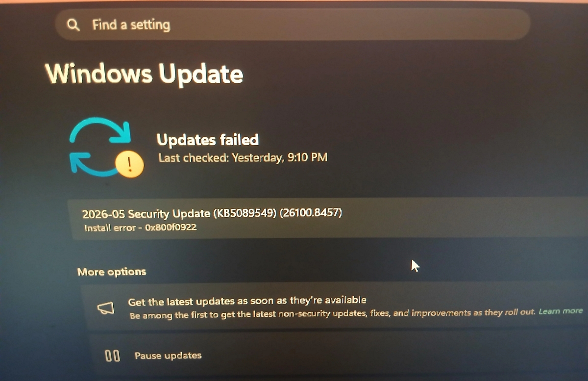 Windows Update screen displaying "Updates failed" message for a 2026-05 Security Update with error code 0x800f0922. Tone is one of alert and troubleshooting.