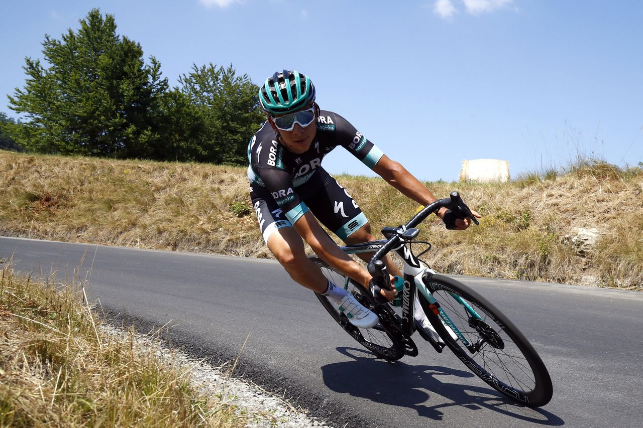 Davide Formolo heading down the descent of the final climb