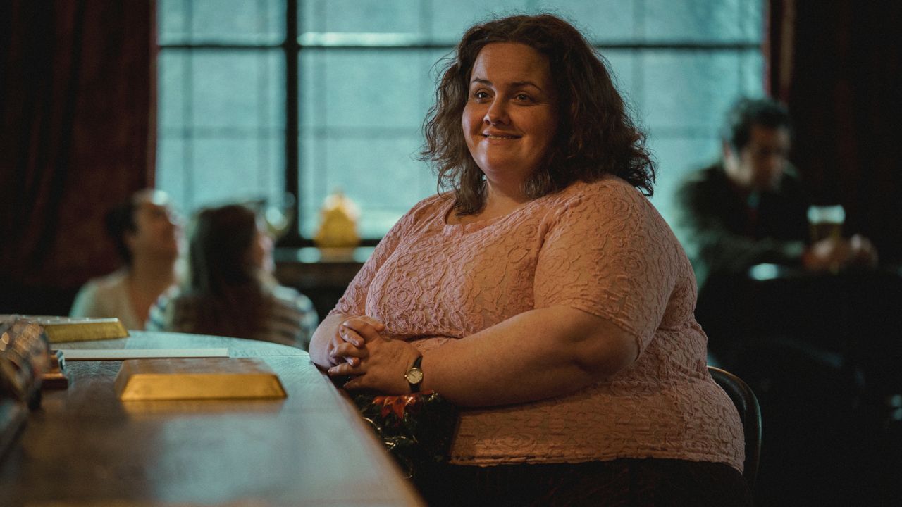 Jessica Gunning as Martha, sitting at a bar in a pub, in &#039;Baby Reindeer&#039;