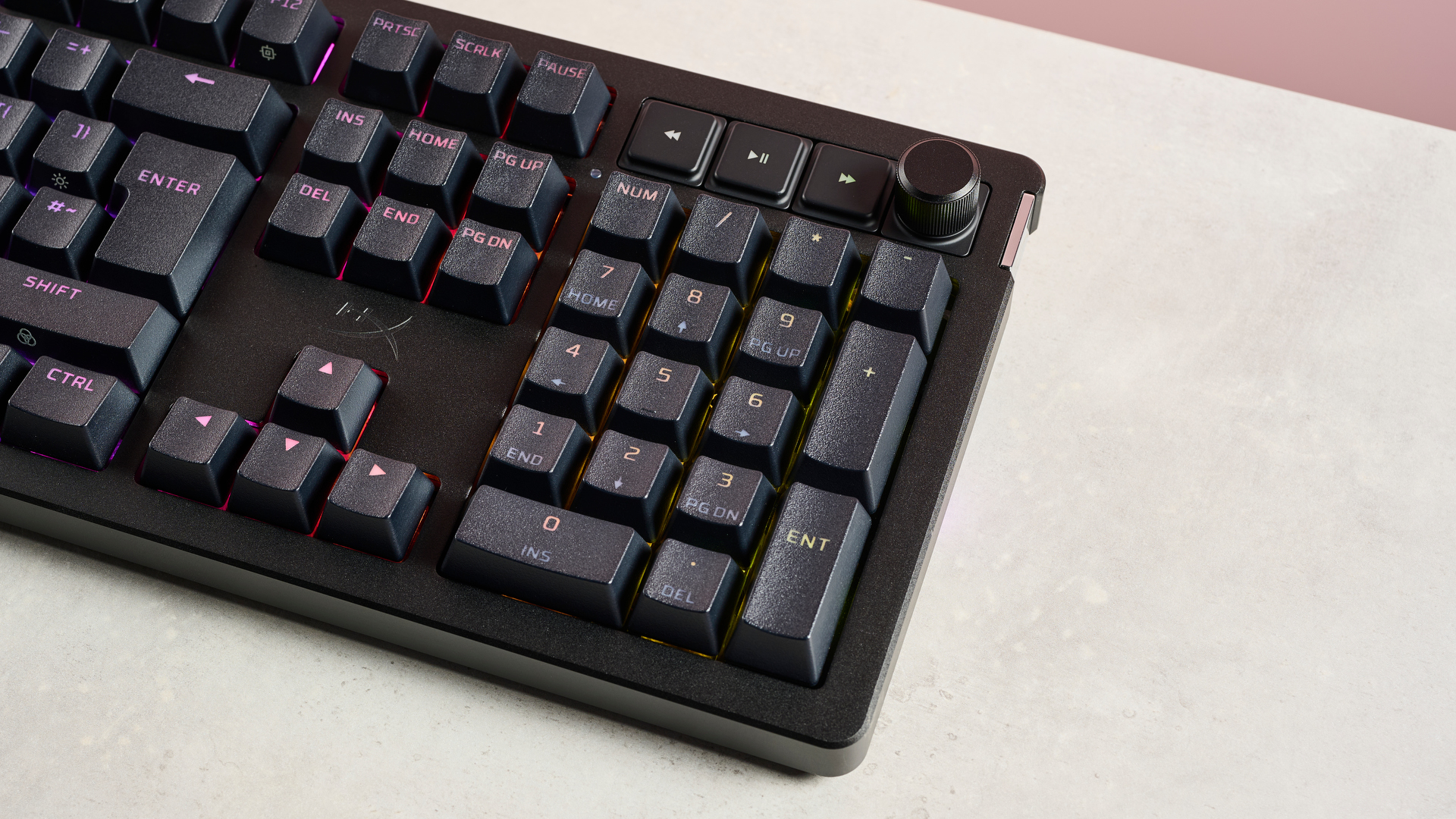 Primer plano del teclado numérico HyperX Alloy Rise