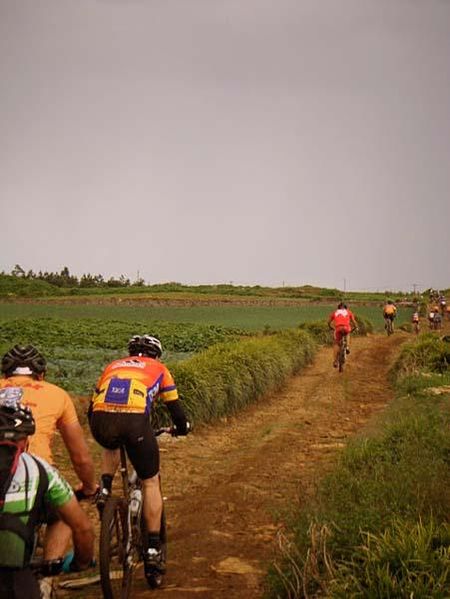 Backmarkers struggle up the climb in stage one.