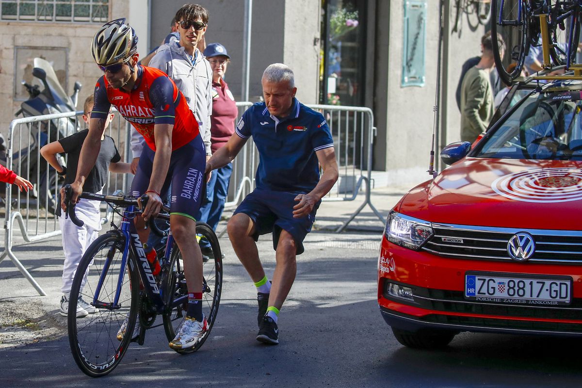 Bahrain-Merida mechanic in wheel change mode