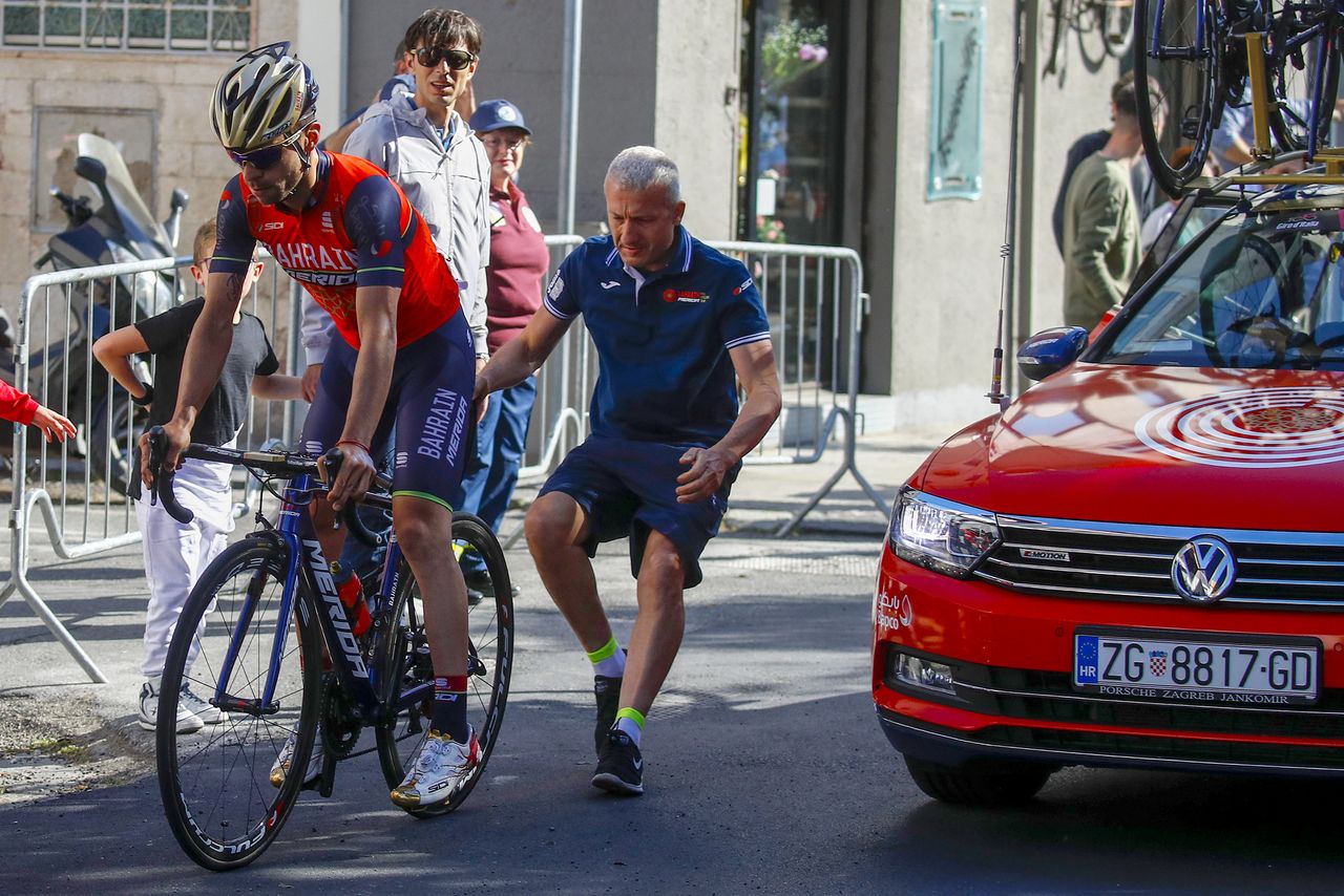 Bahrain-Merida mechanic in wheel change mode