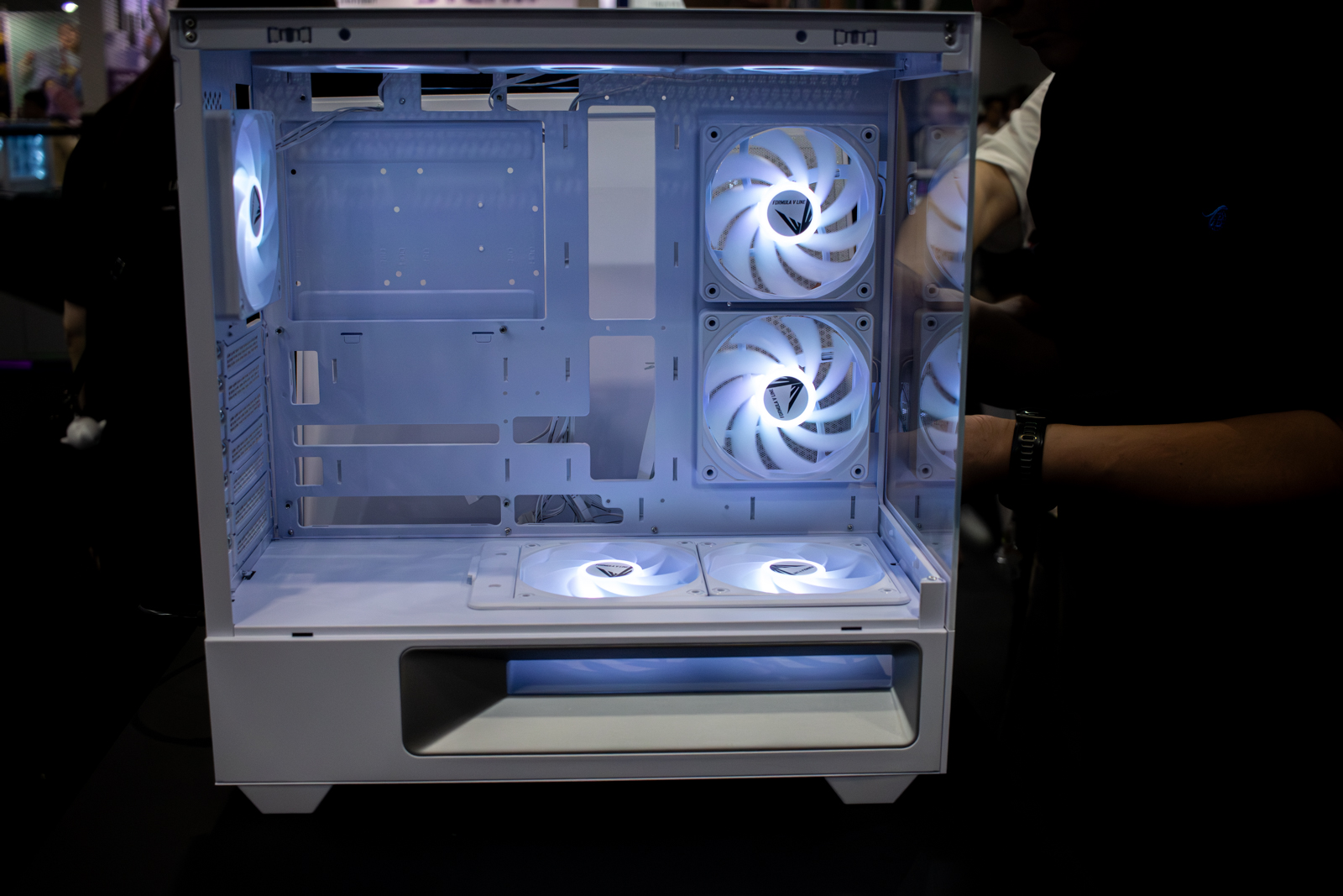 The FormulaV line Crystal Z3 PC case
