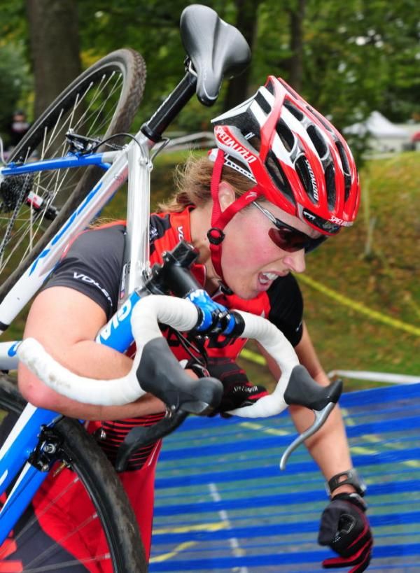 Amanda Carey (Kenda-Tomac-Hayes) using classic cyclo-cross form.