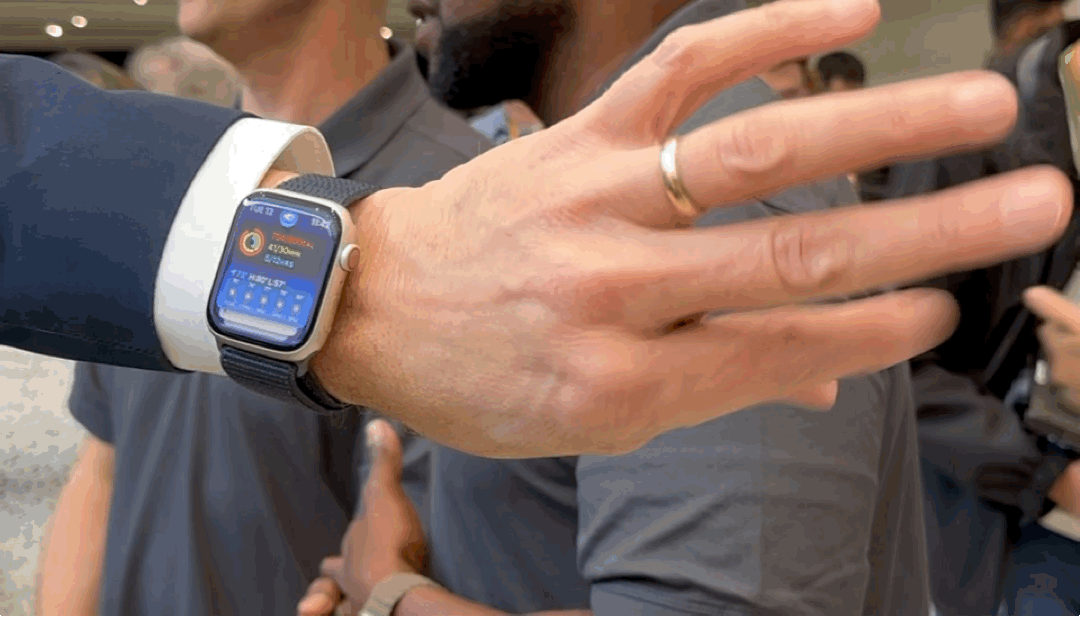 Apple Watch Series 9 Double Tap-kontrollerna visas upp under Apple-lanseringen.