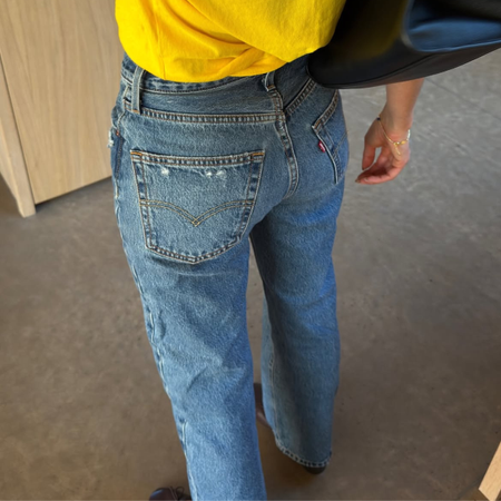 @smythsisters wears jeans yellow top