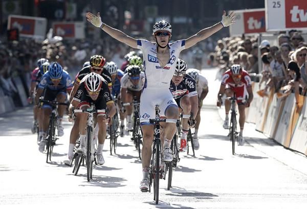 Arnaud Demare (FDJ - Big Mat) beats Andre Greipel (Lotto Belisol) and Giacomo Nizzolo (RadioShack - Nissan)