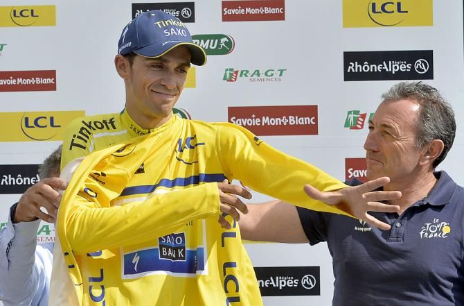 Alberto Contador (Tinkoff Saxo) tires on the leader's jersey